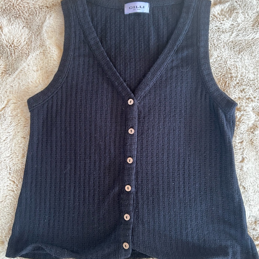 Gilli Black Sleeveless Button-Down Top